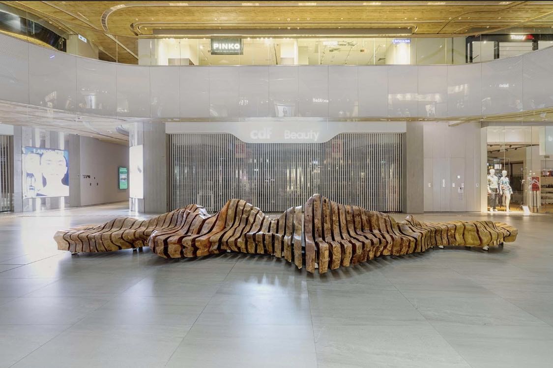 香港設(shè)計(jì)師黃卓健先生的又一採用炭化木的藝術(shù)展品， 安裝地點(diǎn)為香港的 City Gate 購物商場。